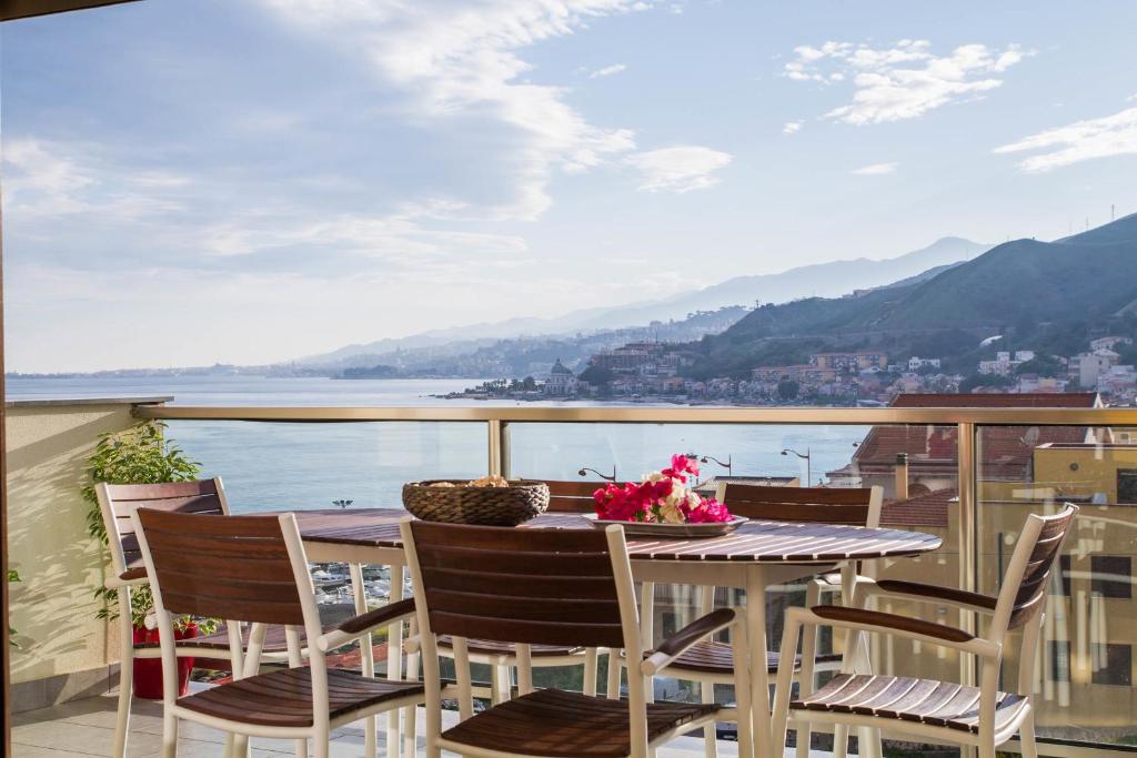 d'une table et de chaises sur un balcon avec vue. dans l'établissement Luxury Apartment, à Messina