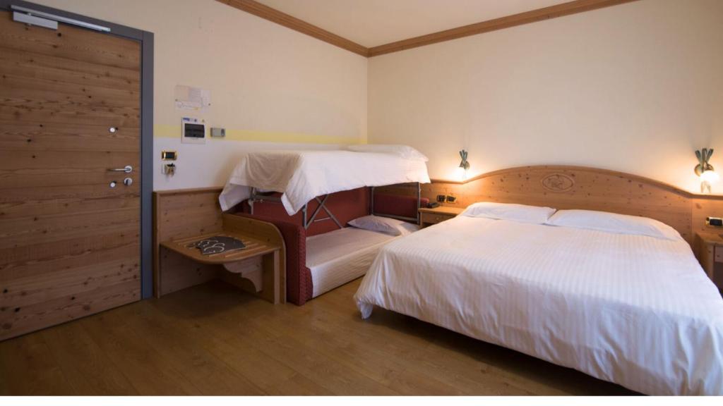 Кровать или кровати в номере Hotel Colfosco