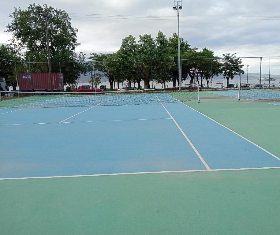 Tenis a/nebo squash v ubytování Tatiana`s apartments nebo okolí
