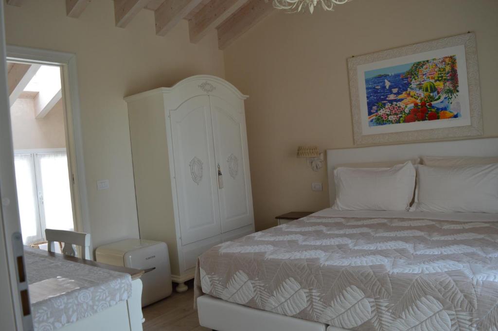 Łóżko lub łóżka w pokoju w obiekcie B&B La Fiaba