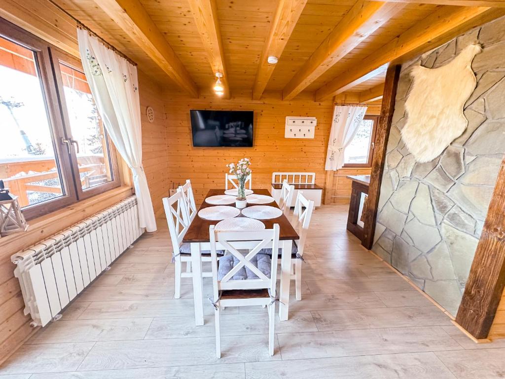 Televízia a/alebo spoločenská miestnosť v ubytovaní Domek Hulanka