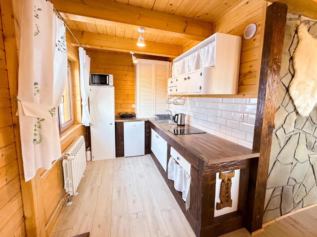Kuchyňa alebo kuchynka v ubytovaní Domek Hulanka