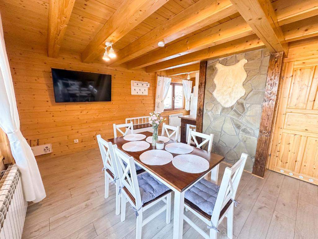 Televízia a/alebo spoločenská miestnosť v ubytovaní Domek Hulanka