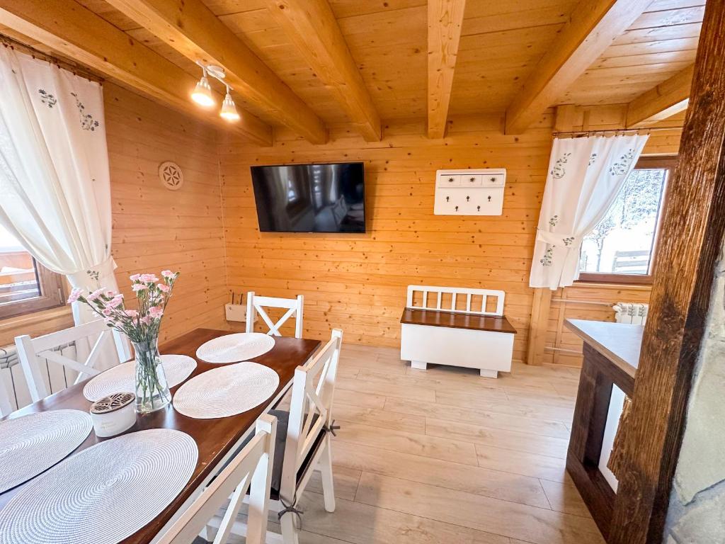 Televízia a/alebo spoločenská miestnosť v ubytovaní Domek Hulanka