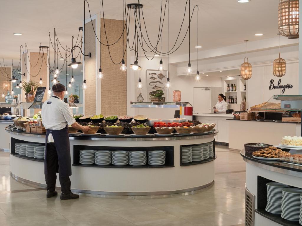 Comida en o cerca de este hotel