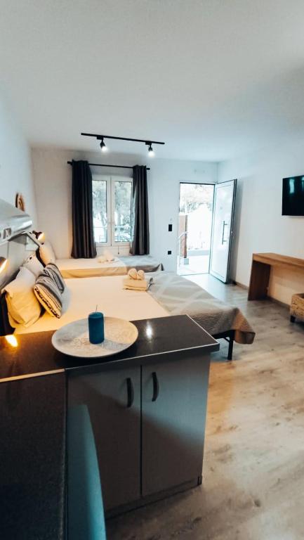 Postel nebo postele na pokoji v ubytování Flisvos Seaside Apartments