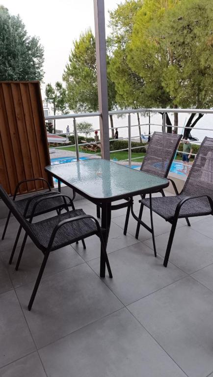 Bazén v ubytování Flisvos Seaside Apartments nebo v jeho okolí