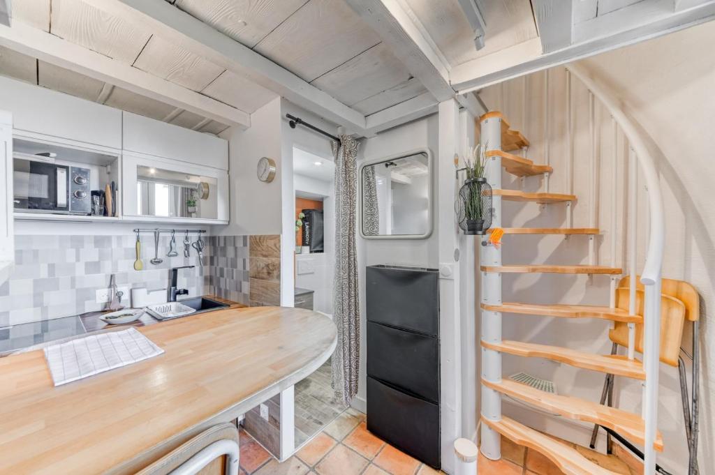 Η κουζίνα ή μικρή κουζίνα στο GuestReady - Calming Respite in Vieux Lyon