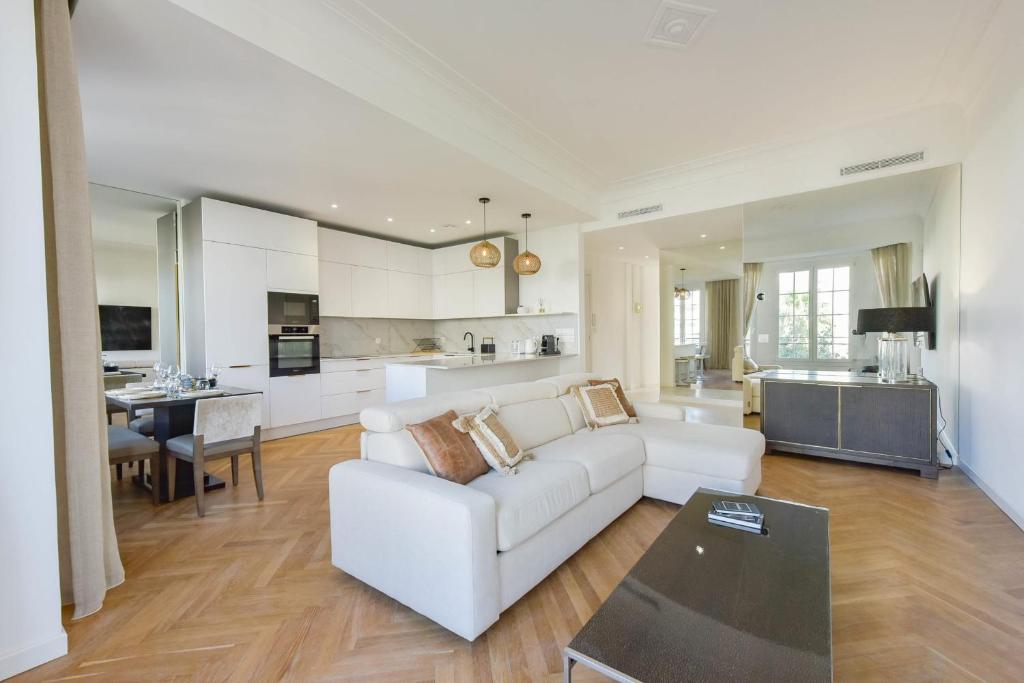 un salon avec un canapé blanc et une cuisine dans l'établissement Rare luxury 3-Br near the Croisette, à Cannes