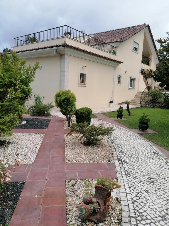 Um jardim no exterior de Cantinho do Lucas
