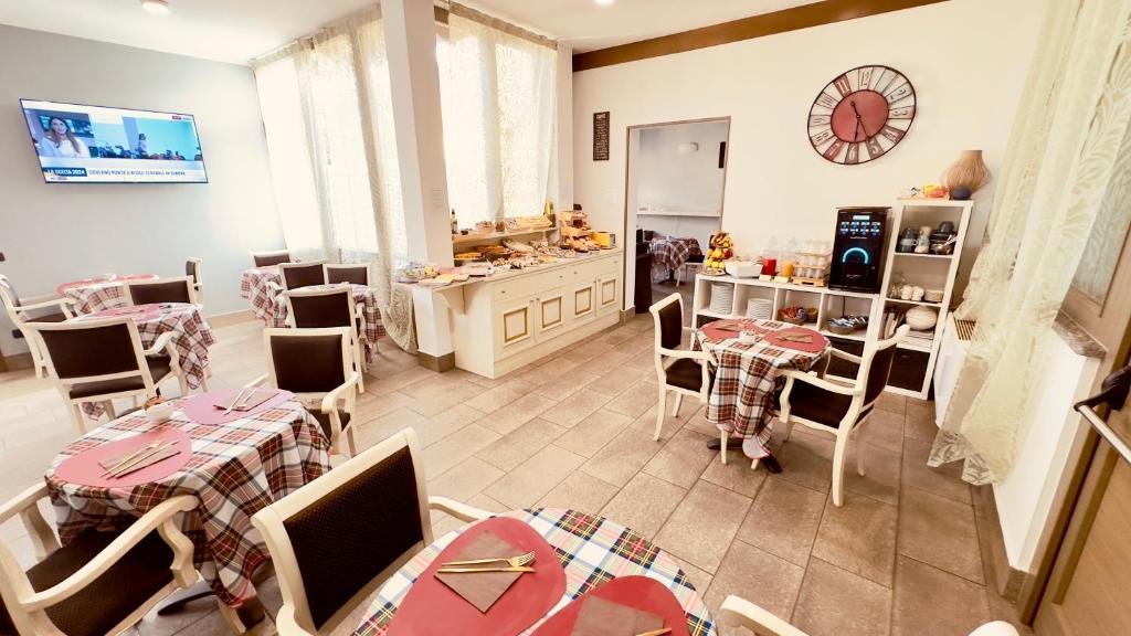 TV a/nebo společenská místnost v ubytování Hotel Malpensa INN Aereoporto