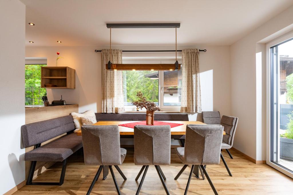Kuchyň nebo kuchyňský kout v ubytování Ferienhäuser Kaiserluft Chalet