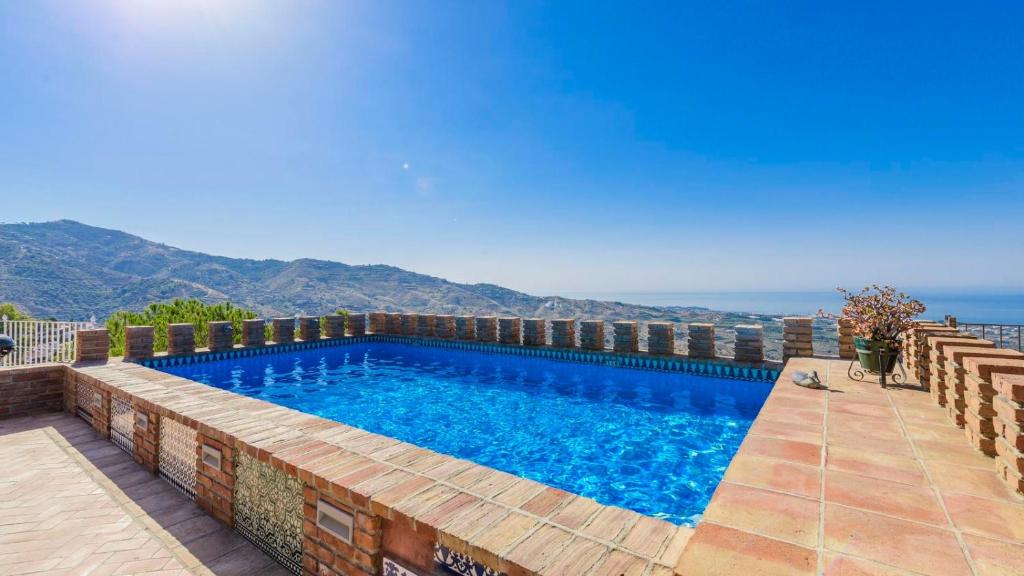 Bazén v ubytování Casa Alcazaba de Beas Velez-Malaga by Ruralidays nebo v jeho okolí