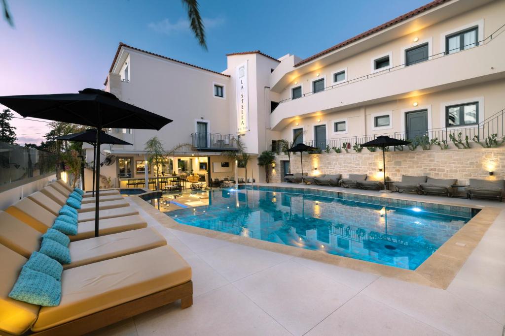 Bazén v ubytování La Stella Suites nebo v jeho okolí