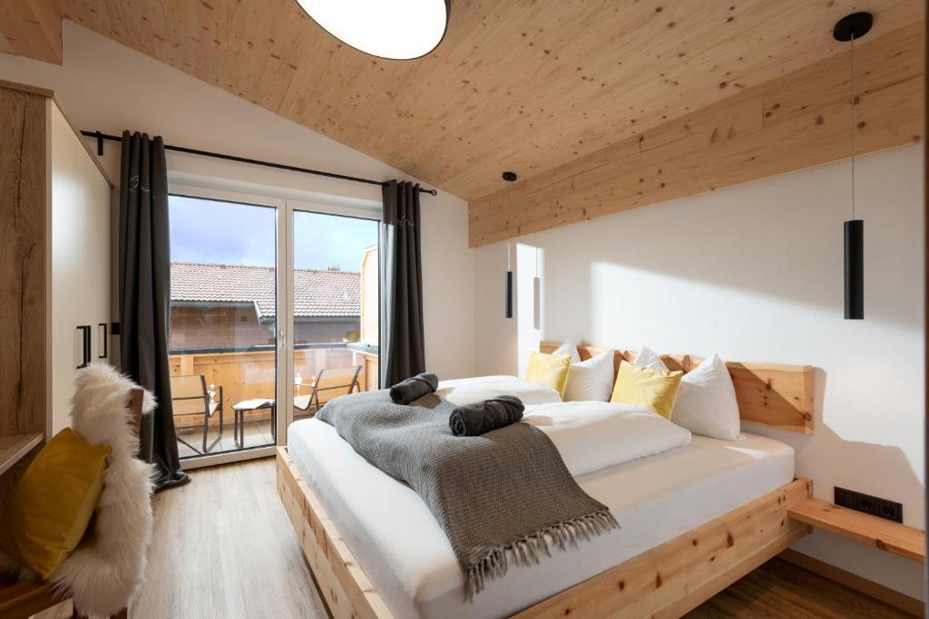 Postel nebo postele na pokoji v ubytování Ferienhäuser Kaiserluft Chalet