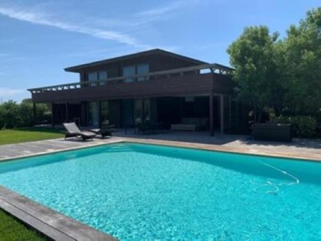 une grande piscine devant une maison dans l'établissement LE PETIT DOMAINE DE SPERONE, à Bonifacio