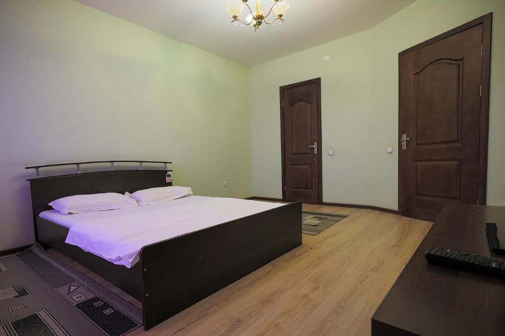 Ένα ή περισσότερα κρεβάτια σε δωμάτιο στο Фролова 77-88, уютная квартира в Jana Qala с видом на город