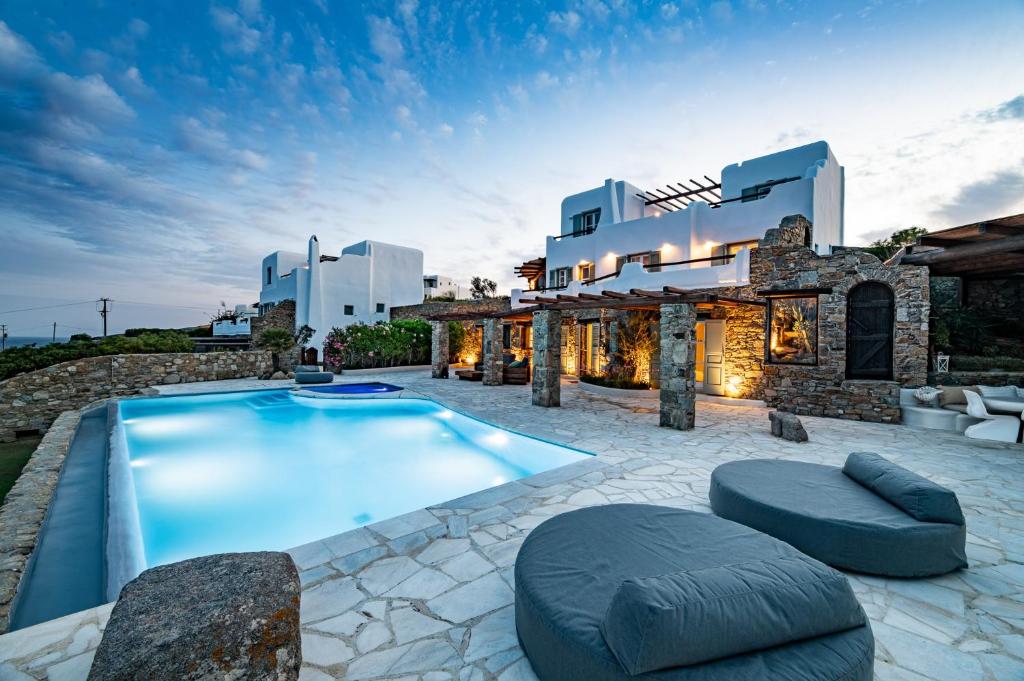 Bazén v ubytovaní Melangio Villa Private Pool & Sunrise Views - 2024 Renovation alebo v jeho blízkosti