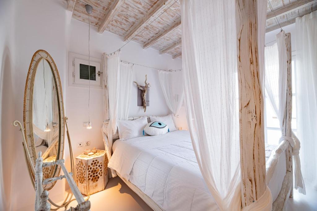 Posteľ alebo postele v izbe v ubytovaní Melangio Villa Private Pool & Sunrise Views - 2024 Renovation