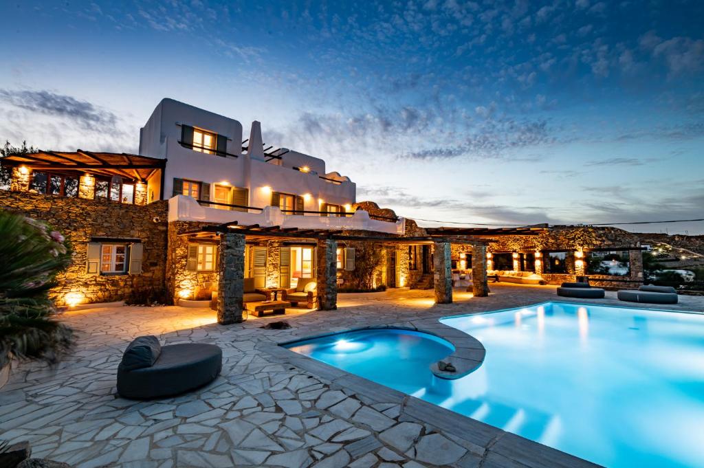 Bazén v ubytovaní Melangio Villa Private Pool & Sunrise Views - 2024 Renovation alebo v jeho blízkosti