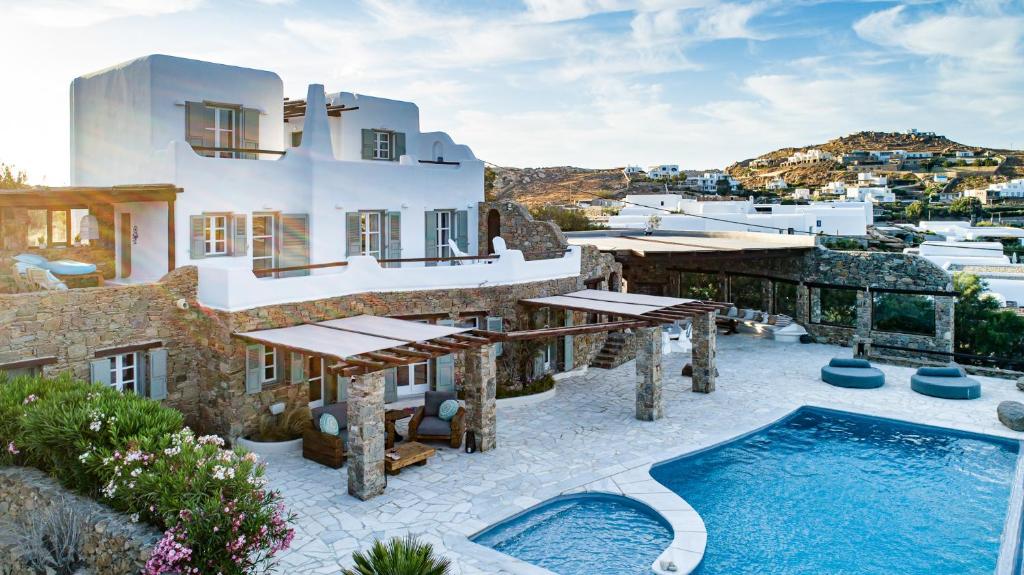 Bazén v ubytovaní Melangio Villa Private Pool & Sunrise Views - 2024 Renovation alebo v jeho blízkosti