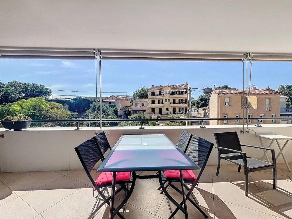 une table et des chaises sur un balcon avec vue dans l'établissement T2 Moderne avec Grande Terrasse, Parking et Proche Mer - Idéal 2 à 4 Pers - FR-1-770-19, à La Ciotat