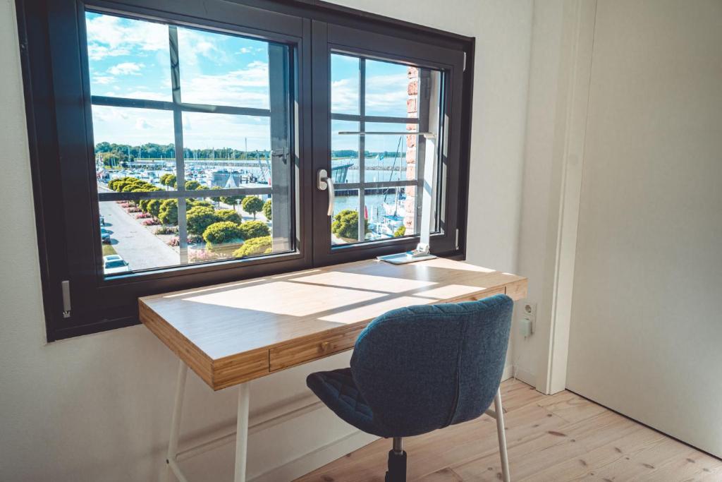 d'un bureau et d'une chaise en face d'une fenêtre. dans l'établissement Eismöwe, à Barth