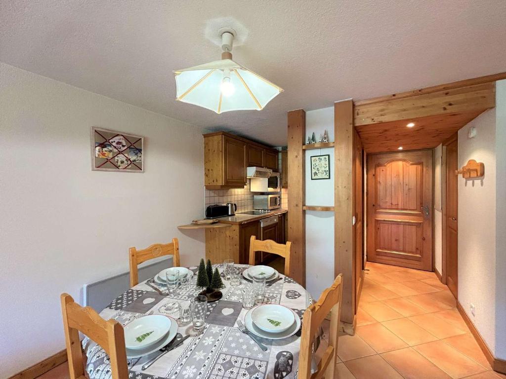 une cuisine et une salle à manger avec une table et des chaises dans l'établissement Appartement cosy 5 pers à 20m des pistes et commerces, balcons, parking couvert - FR-1-180-601, à Les Allues