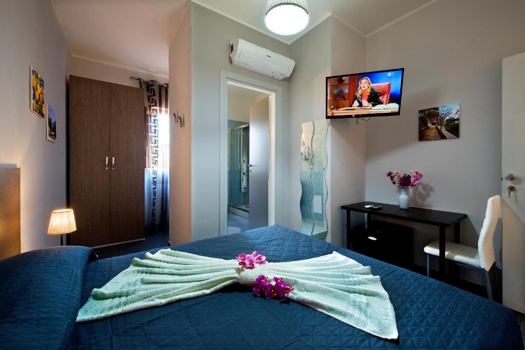 - une chambre avec un lit bleu orné de fleurs dans l'établissement B&B Suite 123, à Battipaglia