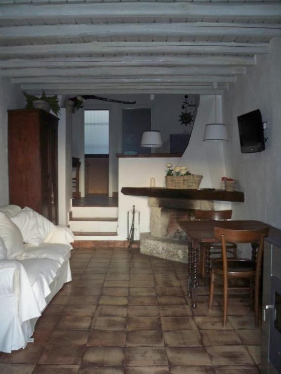TV a/nebo společenská místnost v ubytování Rifugio dei tre Pini