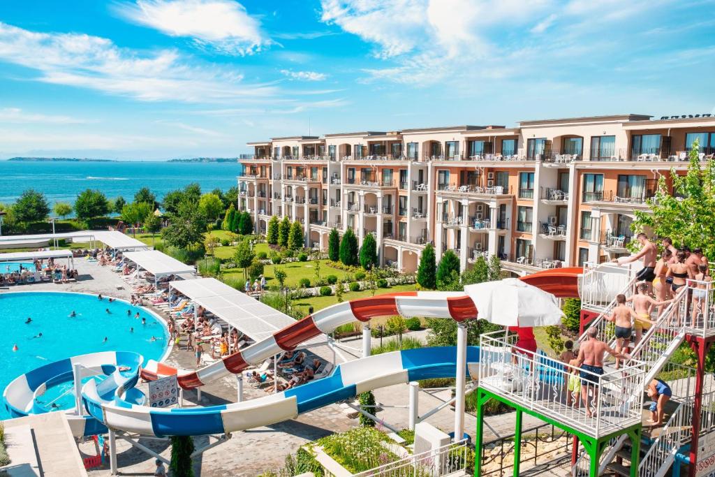 Bazén v ubytování Sea View Premier Fort Beach Sveti Vlas nebo v jeho okolí