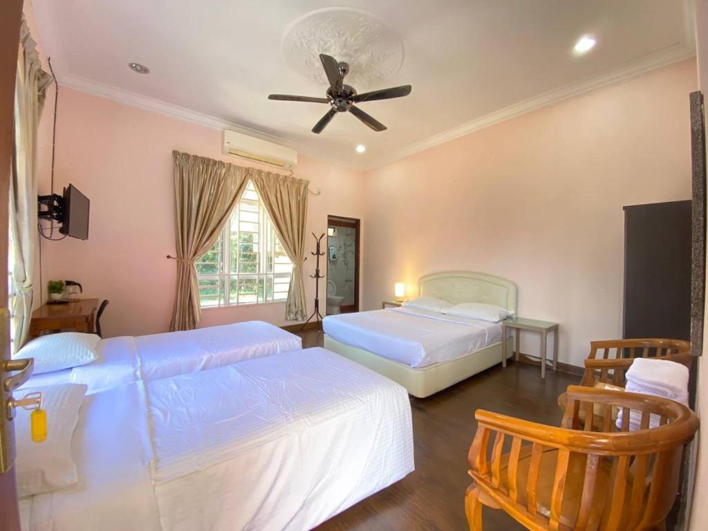 Postel nebo postele na pokoji v ubytování Besut Guesthouse