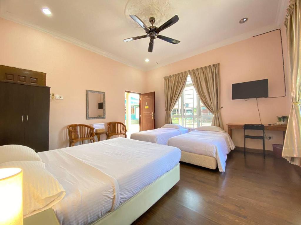 Postel nebo postele na pokoji v ubytování Besut Guesthouse