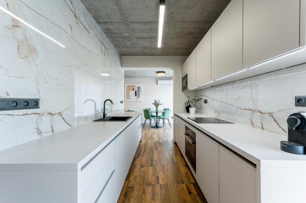 H75 Apartments Kosice Centre - Appartement Met één Slaapkamer Met Balkon