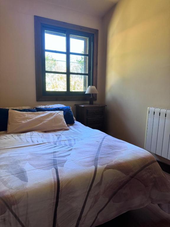 Postel nebo postele na pokoji v ubytování Casa 2 habitaciones con piscina y cenador al aire libre