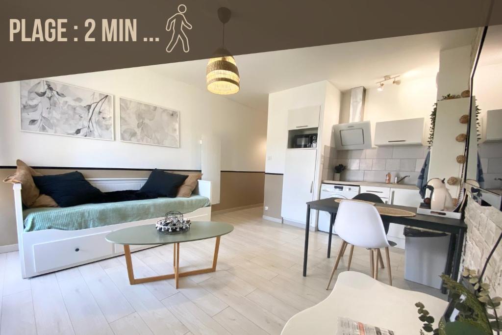 un salon avec un canapé et une table dans l'établissement Studio récent proche de la mer, à Saint-Jean-de-Monts