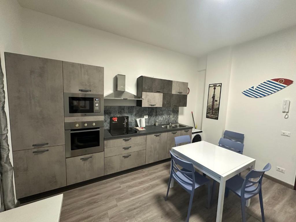 una cucina con un tavolo e un tavolo e sedie di Casa al mare a Finale Ligure