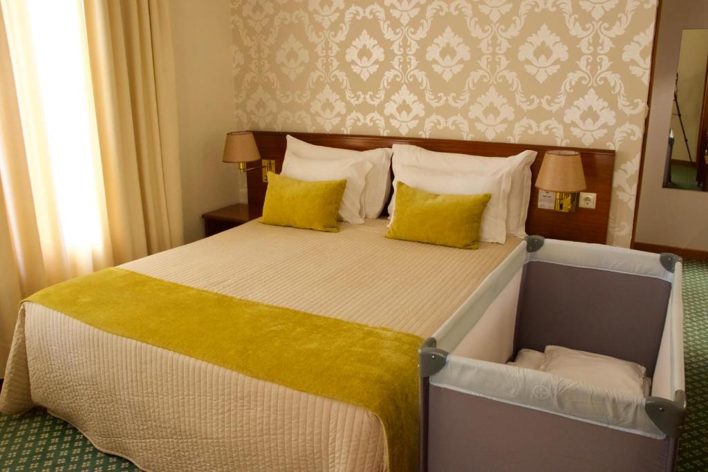 Uma cama ou camas num quarto em Hotel Eurosol Gouveia