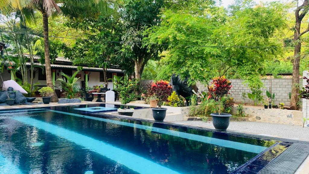 Bazén v ubytování Hotel Samanala Sigiriya nebo v jeho okolí