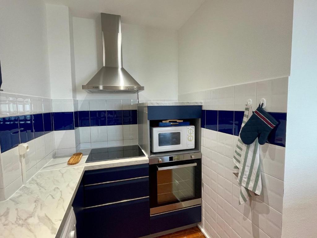 Kuchnia lub aneks kuchenny w obiekcie Joli 3 Pièces rénové avec terrasse, vue mer et ascenseur - FR-1-716-2