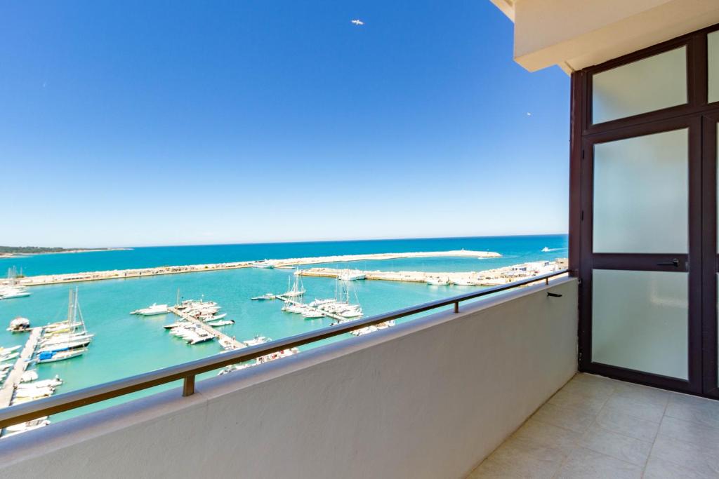ein Balkon mit Blick auf einen Yachthafen in der Unterkunft Appartamento La Perla Luxury - MyHo Casa in Vieste