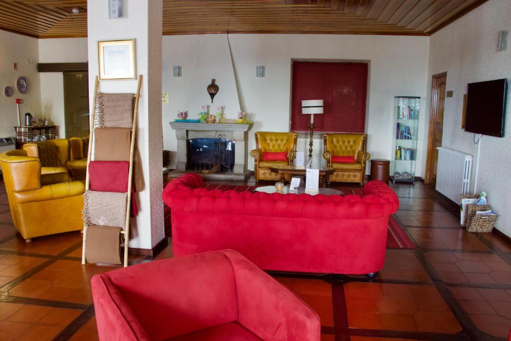Uma televiso e/ou sistema de entretenimento em Hotel Eurosol Gouveia