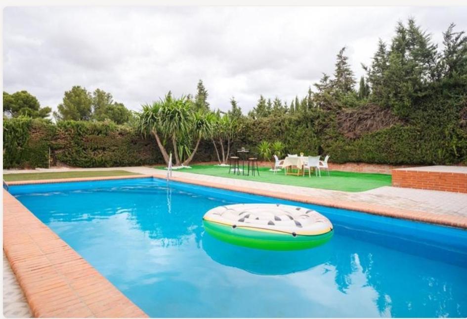 un pequeño barco en medio de una piscina en Casita rural de invitados, en Alcalá de Guadaira