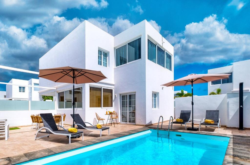 Villa Marina Oasis - Private Pool, Air-Con and Sat TV By Lanzarote Vacation Homes