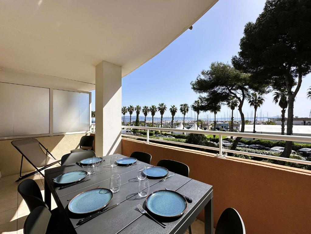 Le Palm, appartement climatisé pour 4 personnes avec vue mer et piscine sur le Port d'Hyères