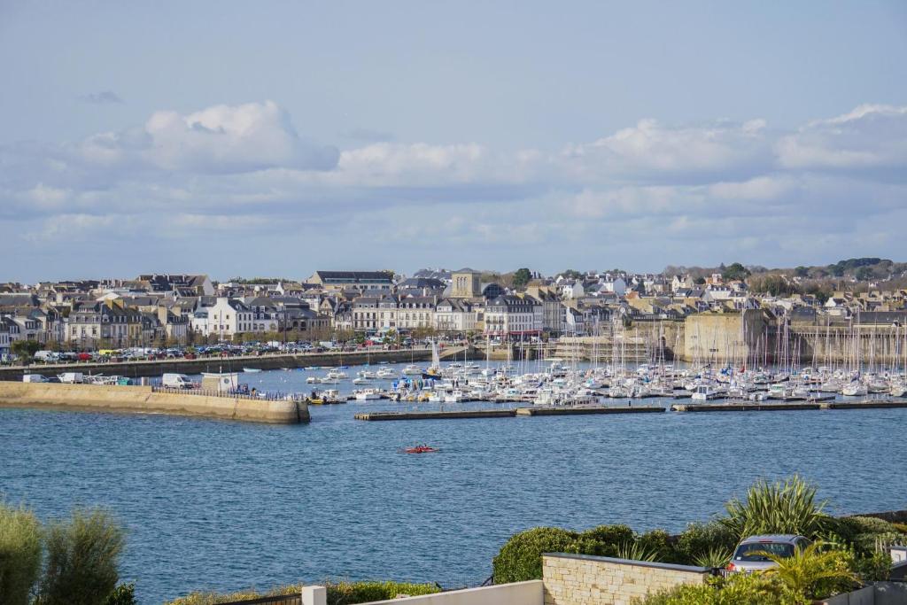 un port de plaisance avec un tas de bateaux dans l'eau dans l'établissement -FRESNEL- MAISON DE BORD DE MER - GRANDE TERRASSE, à Concarneau