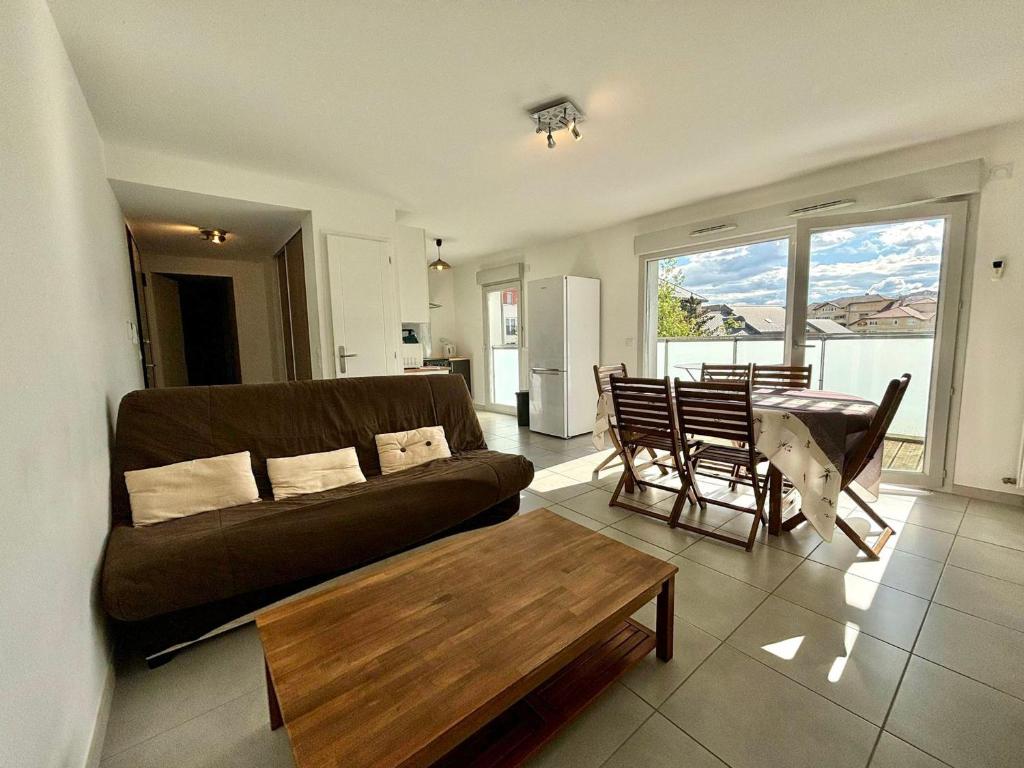 Et opholdsområde på Spacieux appartement à Annecy avec balcon et parking sécurisé - FR-1-432-29