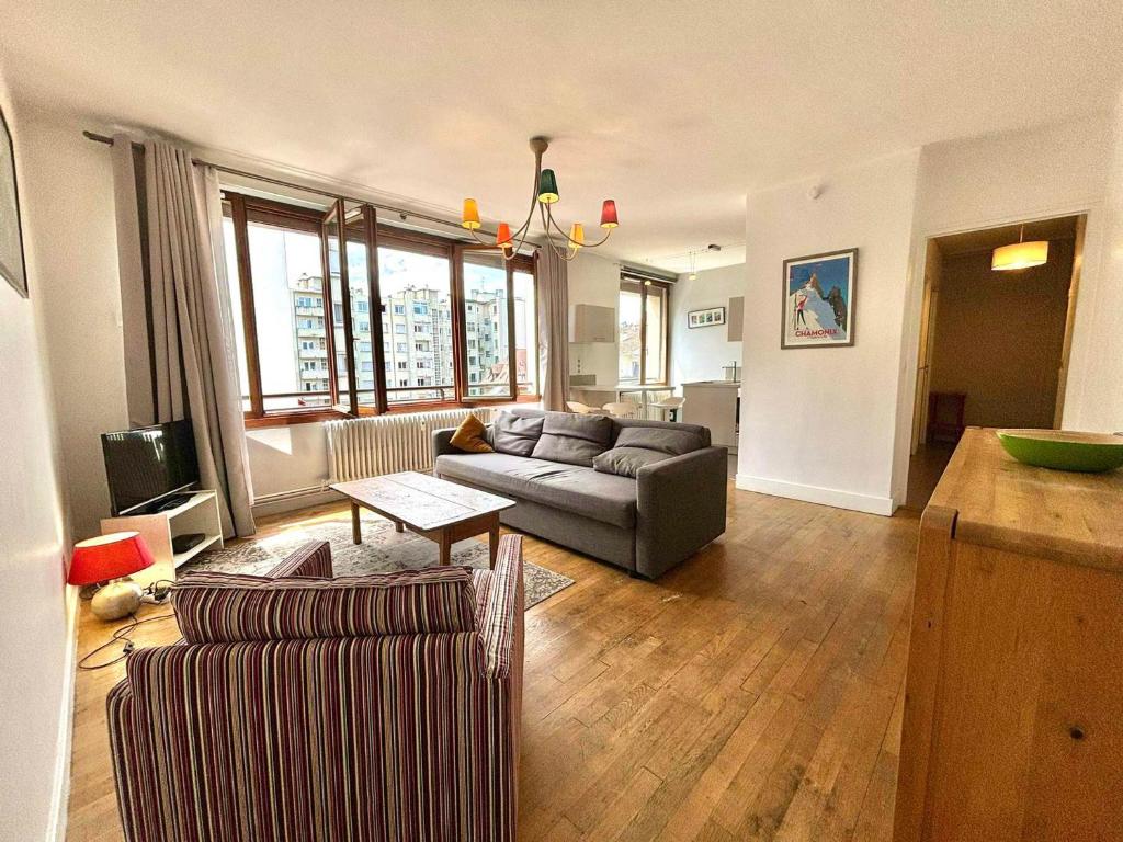 un salon avec un canapé et une table dans l'établissement Annecy Centre - Lumineux et Spacieux Appartement 2 Pièces de 54m² pour 2/4 Personnes - FR-1-432-28, à Annecy