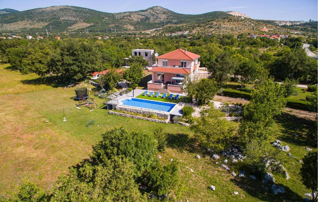 Bazén v ubytovaní Five-Bedroom Holiday Home Dugopolje With A Fireplace 03 alebo v jeho blízkosti