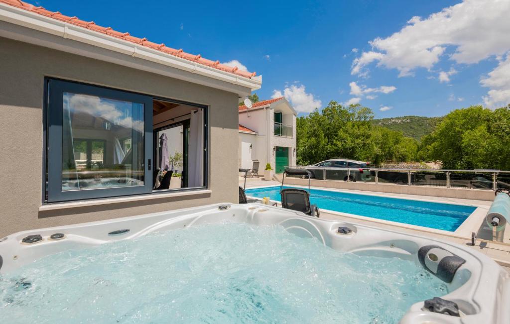 Bazén v ubytovaní Awesome Home In Zagvozd With Jacuzzi alebo v jeho blízkosti